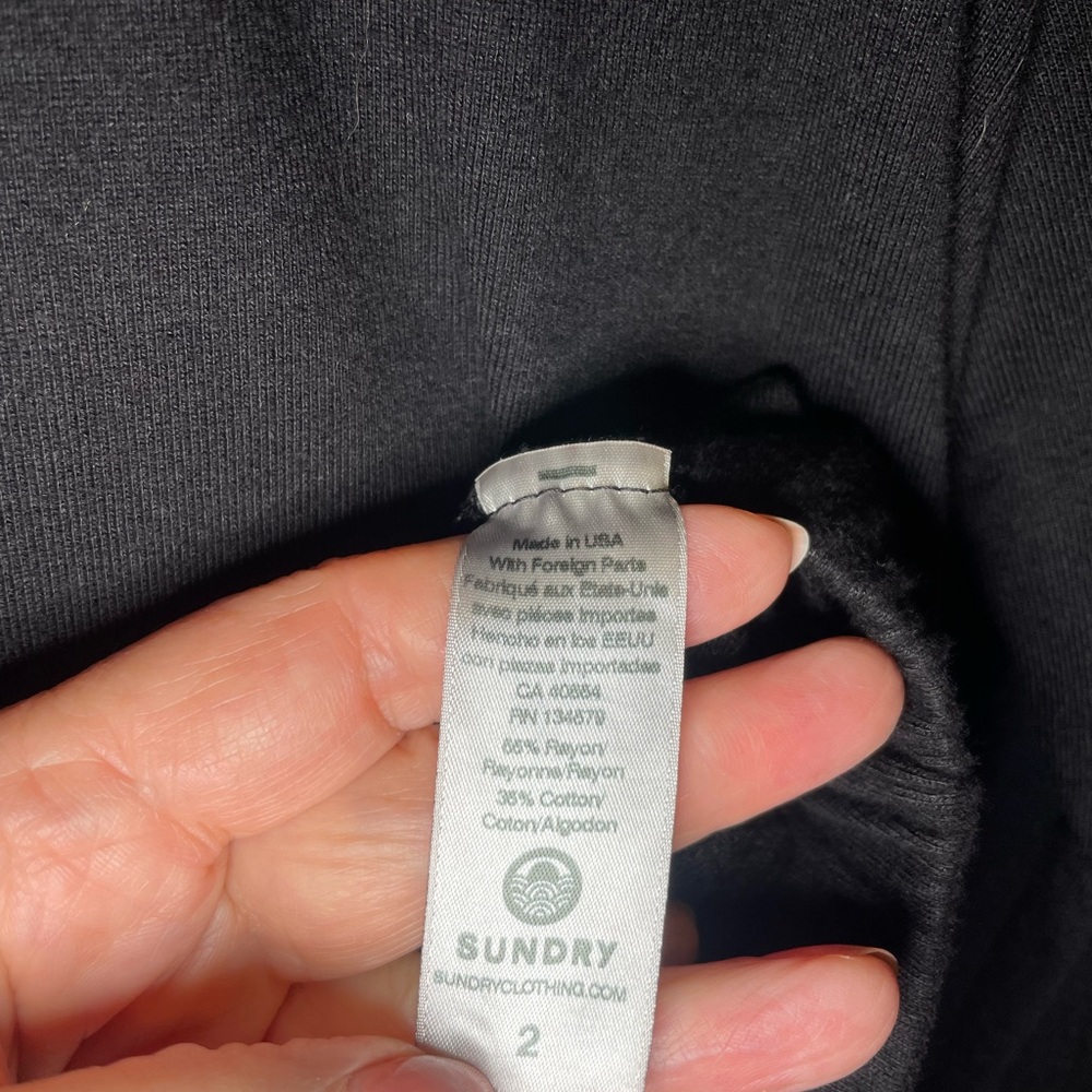 Sundry for Evereve Classic Black Top - image 7